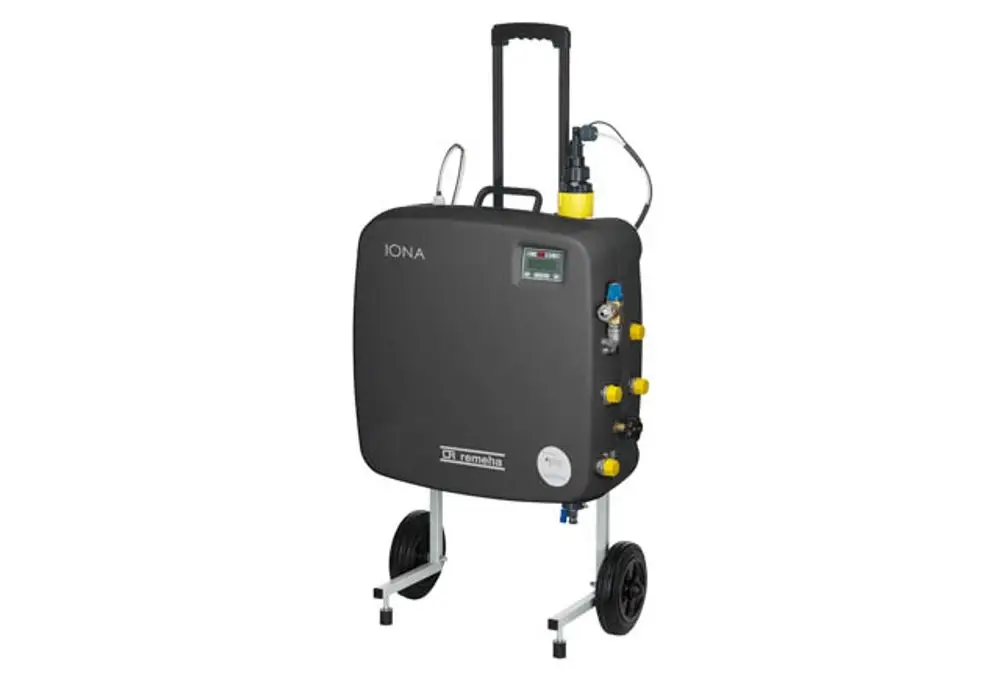 Wasseraufbereitungsmodul auf Rollen mit Bedienfeld, Ventilen und Anschlüssen. Gerät von Remeha für mobile Anwendung in der Wasserversorgung.